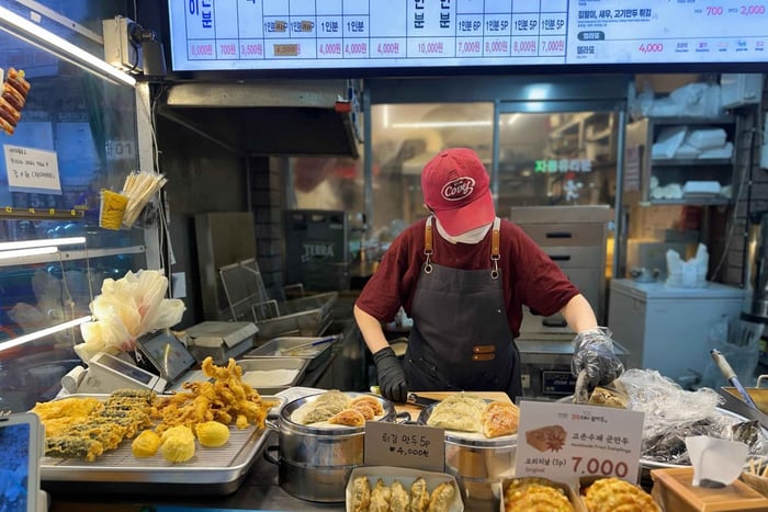 Seoul : Local Walking Tour & Food Tastings At Mangwon Market
