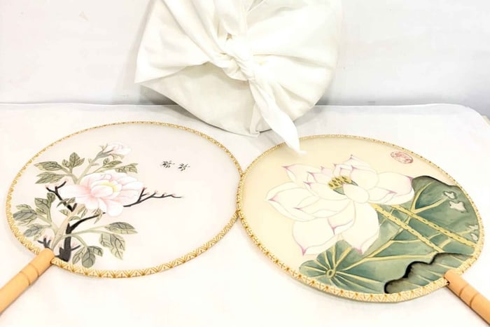 Traditional Silk Fan Painting Workshop with Artist