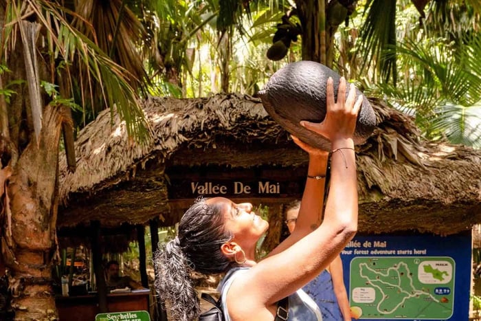 Praslin: Escursione guidata della Vallee de Mai con trasferimento