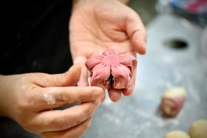 Elaboración de dulces de flor de cerezo en Shanghái