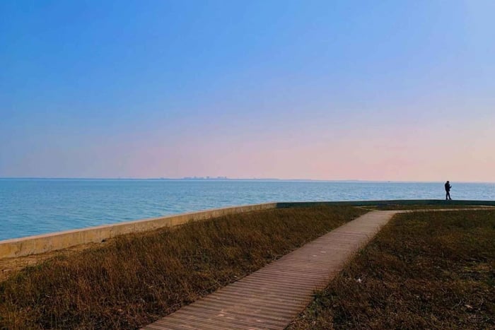 Dianshan Lake and Yuandang Rainbow Bridge Tour