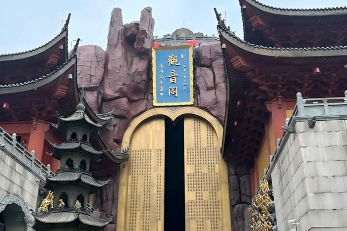 Oppdag Shanghais perle: Verdensrekordtempel og vannby