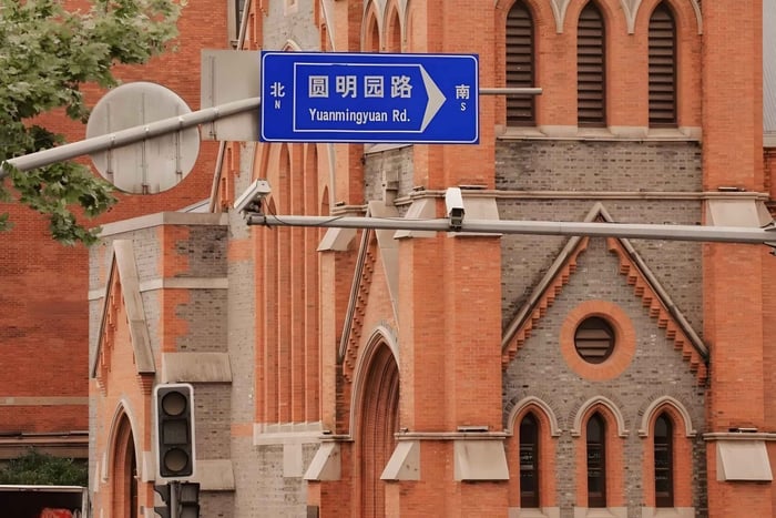 Guided Architecture & Urban Evolution Walking Tour