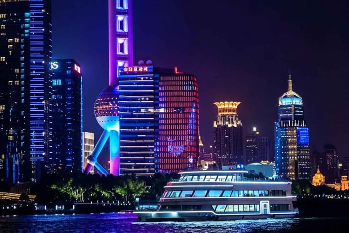 Luksuskrydstogt om aftenen i Shanghai | Udsigt til ikoniske vartegn ved Bund