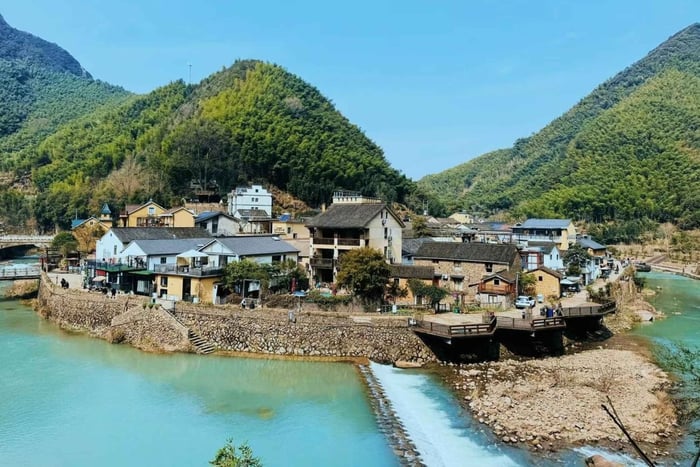 Shanghai: Fuchun River 2-Day Tour with Hike & Cruise