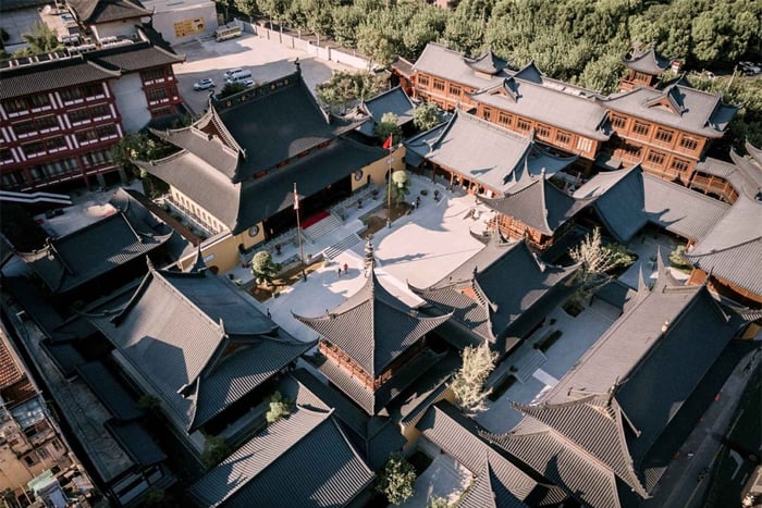 Shanghai: Jade Buddha Temple and Local Food Tour