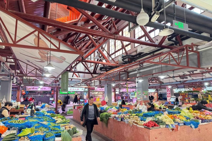 Shanghai: Local Food Market and Park Walking Tour
