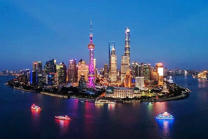 Crociera notturna sul fiume di Shanghai con posti a sedere VIP e cena autentica