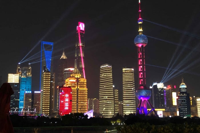 Kvällstur med akrobatshow i Shanghai och Bund
