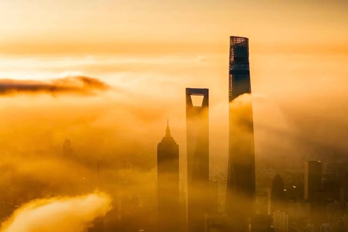 Passeggiata al tramonto a dallo storico Bund allo skyline cyberpunk