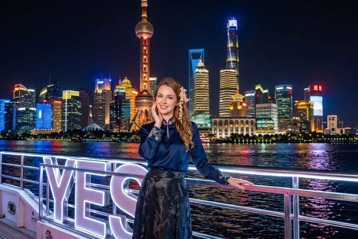 Shanghai:VIP Huangpu Night Cruise with Guide & Bund Views.