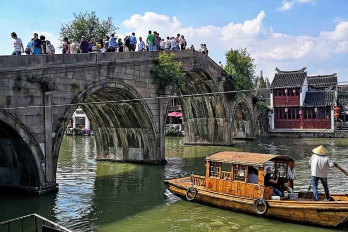 Shanghai: Zhujiajiao Water Town with Shanghai Tower Visiting