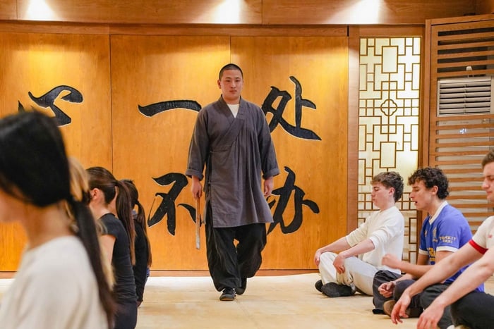 Shaolinin kung fun aloittelijoiden oppitunti mestarin opastuksella
