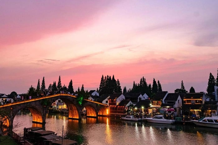Zhujiajiao – Private Tour: Bootsfahrt bei Sonnenuntergang & von Laternen erleuchtete Kanäle