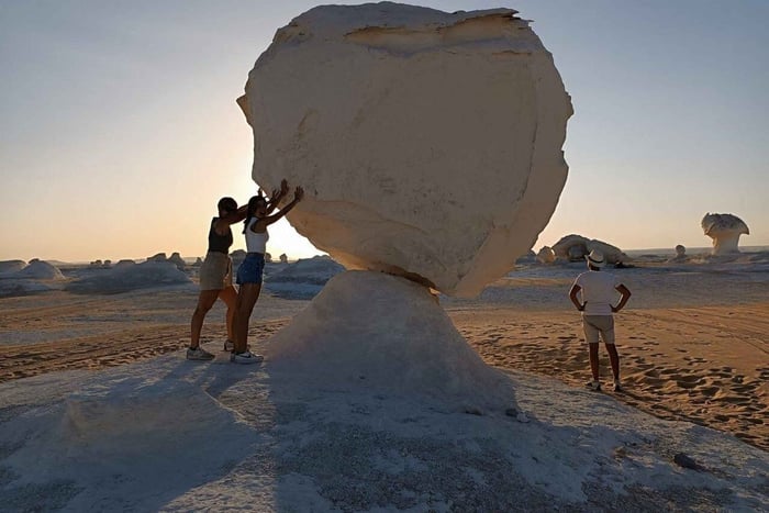 Cairo: Bahariya Oasis & White Desert: A Private Day Adventure
