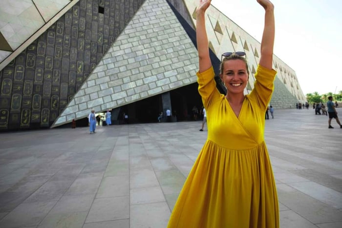 El Cairo: tour guiado por una mujer del Gran Museo Egipcio con traslado