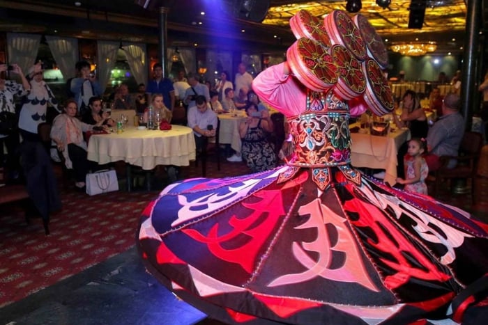 Kair: Rejs z kolacją Nile Maxim, taniec brzucha i show tanoura