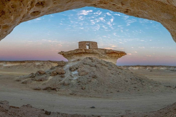 Doha: Mushroom Rocks & Serra Sculptures Guided Tour
