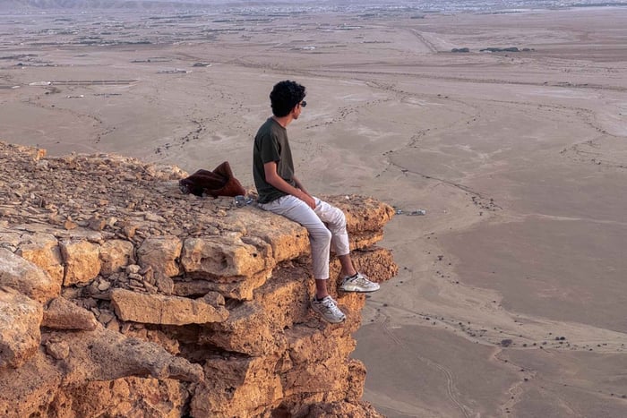 From Riyadh: Edge of the World and Darb Al-Manjoor Adventure