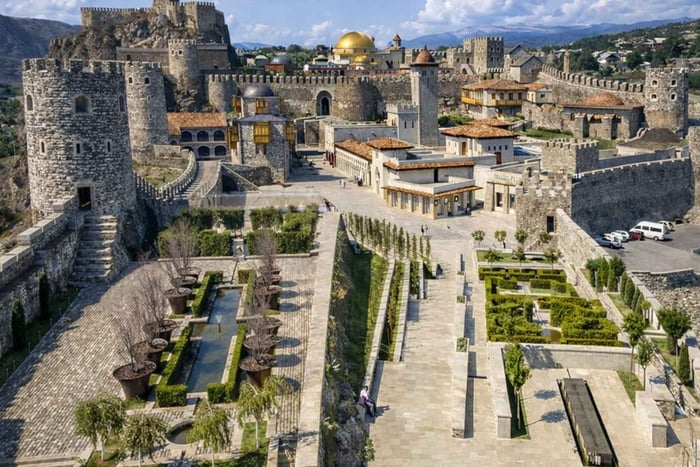 Ab Tiflis: Tagestour nach Bordschomi, zur Burg Rabati und nach Wardsia