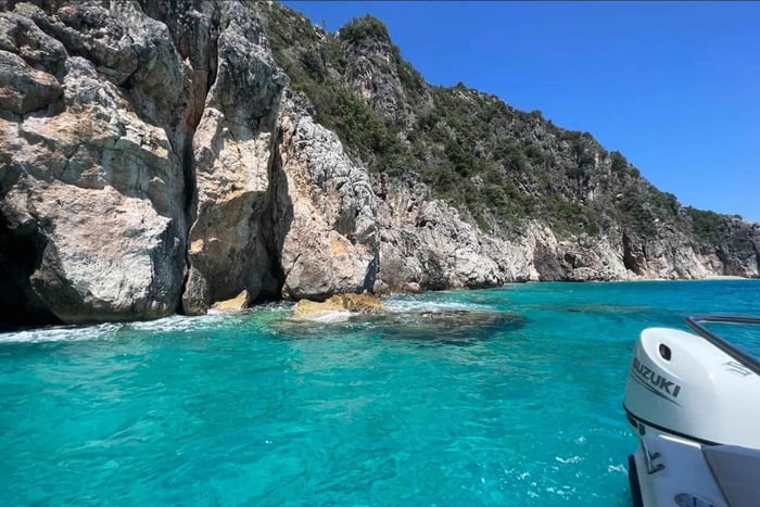 Himare: Katamaranbådtur med svømme-stop