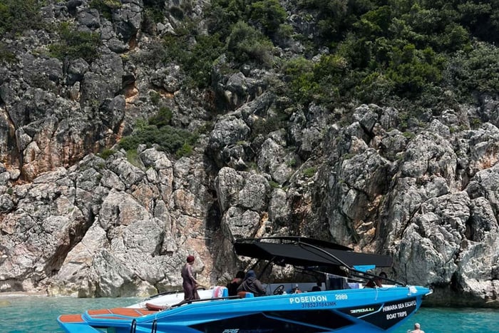 Himare: Grama Bay Boat Tour with Swimming & Snorkeling