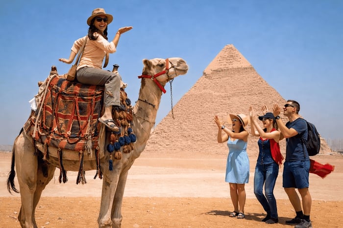 Hurghada Day Trip to Giza Pyramids, Sphinx, Museum and Lunch