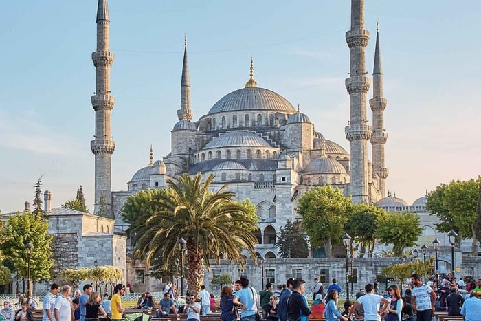 Istanbul: Blue Mosque & Hippodrome Square Guided Tour