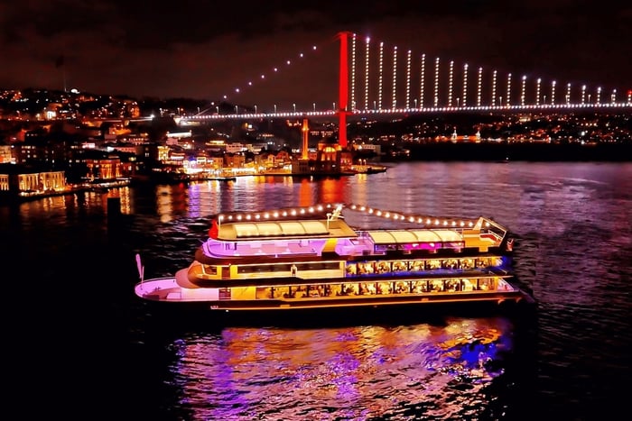 Estambul: Cena crucero por el Bósforo y espectáculo con mesa privada
