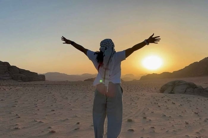 Wadi Rum: 4x4 Jeep Tour with Bedouin Camp Stay & Meals