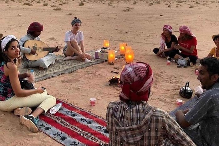 Wadi Rum: Sunset, Tea with Shisha, Dinner, Stargazing