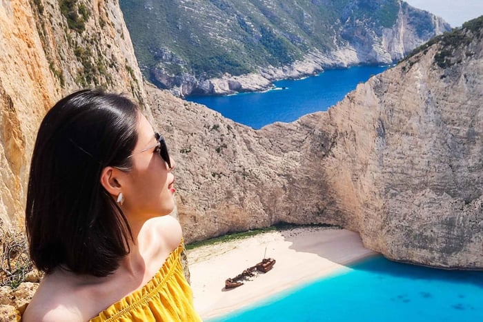 Zakinthos: Shipwreck Beach and Blue Caves Land and Sea Tour