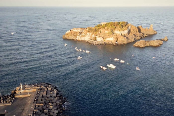 Acitrezza: 2-Hour Dolphin Watching Boat Trip at Sunset