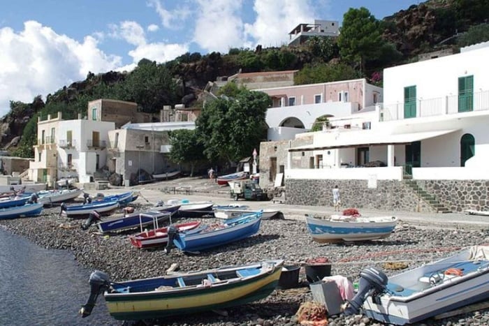 Recorrido por Alicudi y Filicudi: naturaleza virgen y pueblos históricos