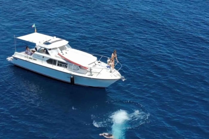 Catania: Båtutflukt til Aci Trezza med Faraglioni og snorkling