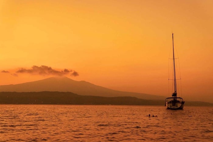 Catania: Segeltour mit Abendessen bei Sonnenuntergang