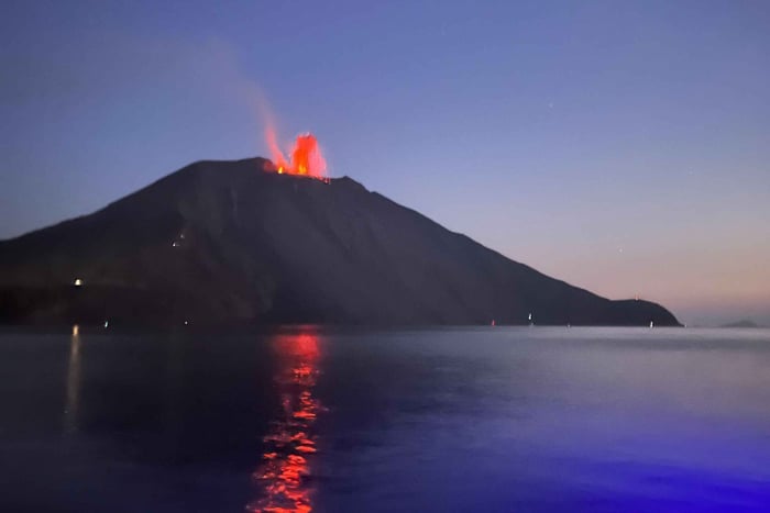Da Tropea: Stromboli by night