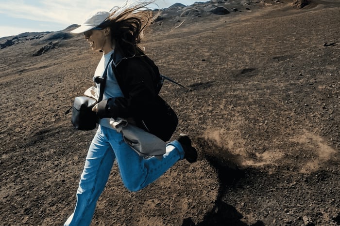 Etna: wandeling met gids, lavagrot en ophalen in Catania