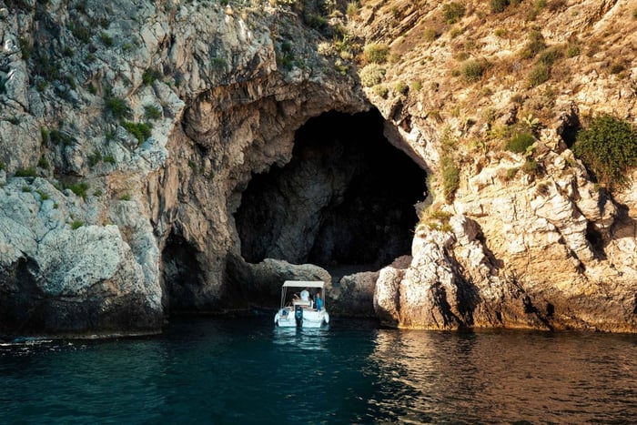 Eksklusiv båttur: Grotta dell'Amore–Taormina–Isola Bella–Grotta Azzurra