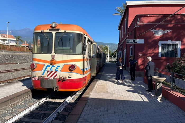 From Riposto: Mount Etna Train Tour with Lunch