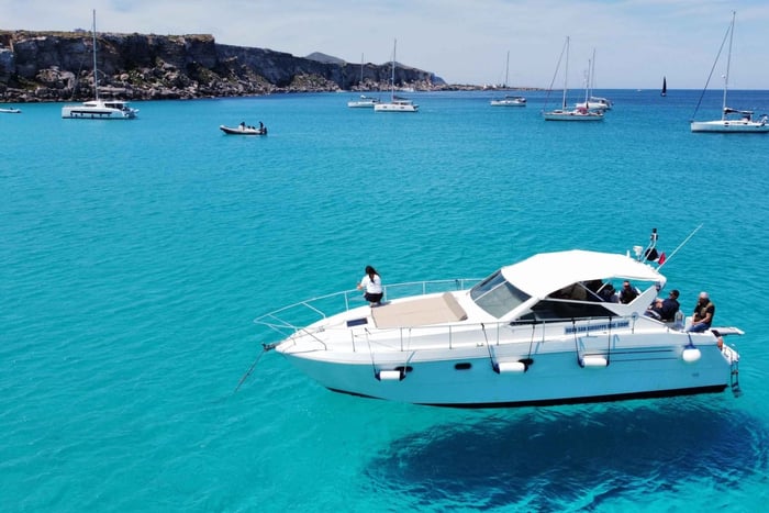 Da Trapani: Tour Condiviso Barca a Favignana e Levanzo con Pranzo a Bordo