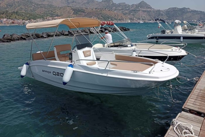Giardini Naxos: 40 HP Rental without a Boating License