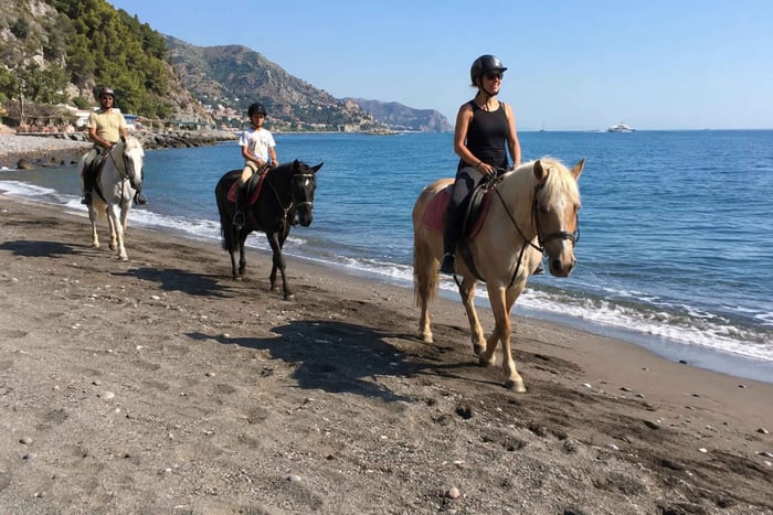 Sicilia: paseo a caballo por la playa de Giardini Naxos con vistas al Etna