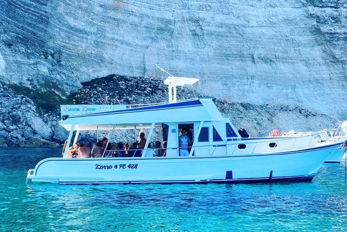 Lampedusa: crociera in barca con soste per nuotare e pranzo italiano