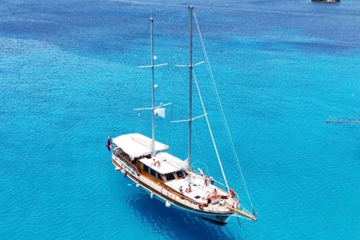 Lampedusa: Elegant Day Boat Tour with Lunch on board
