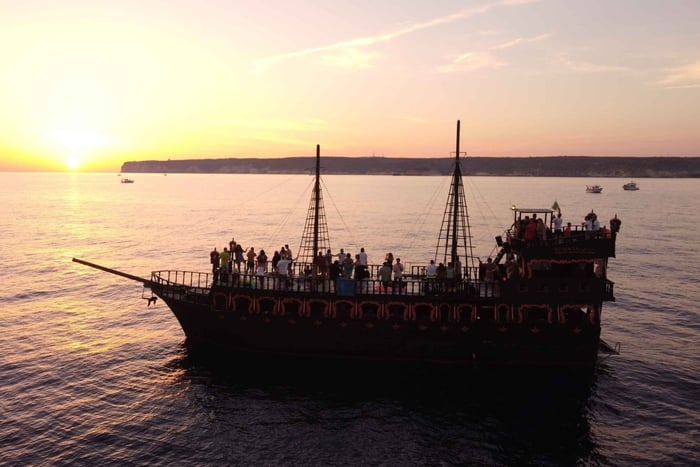 Lampedusa : Observation de dauphins au coucher du soleil sur un bateau pirate