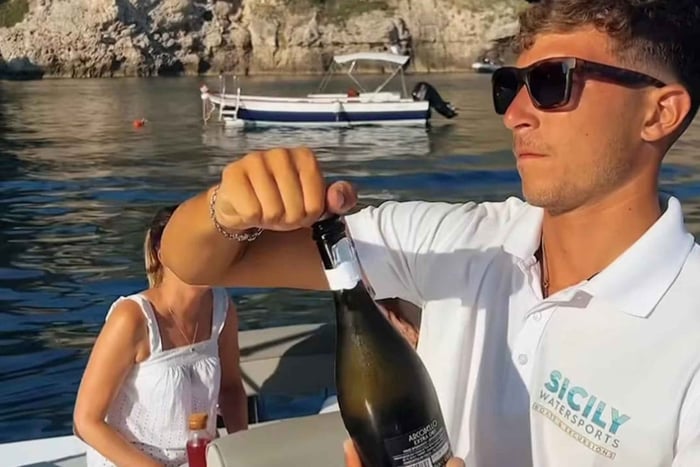 Letojanni, Taormina e Isola Bella: Tour grupal diario con aperitivo