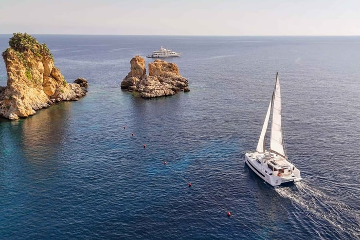 Luxo em catamarã: passa o dia entre os gigantes de pedra de Scopello!