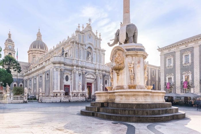 Malta: excursión guiada de un día al monte Etna y Catania en catamarán