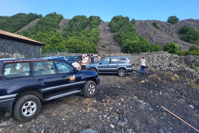 Etna : excursion en 4x4 avec randonnée guidée au milieu des cratères et des coulées de lave